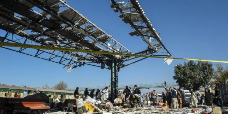Security personnel inspect the blast site after an explosion at a railway station in Quetta, in Pakistan's Balochistan province on November 9, 2024 (Banaras KHAN) (Banaras KHAN/AFP/AFP)