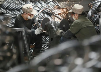Workers produce bicycle parts at a factory in Hangzhou, China (-) (-/AFP/AFP)