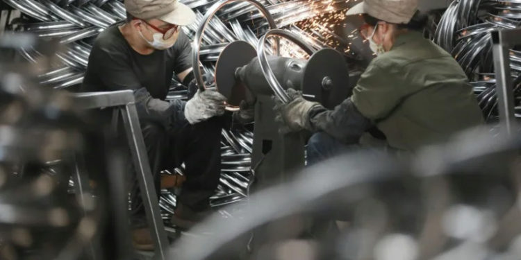 Workers produce bicycle parts at a factory in Hangzhou, China (-) (-/AFP/AFP)