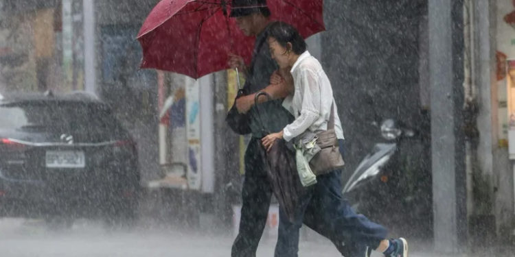 Japan urges 200,000 people to evacuate due to heavy rain