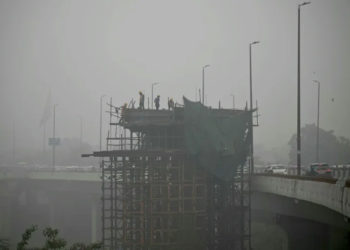 Labourers stand on a scaffolding amid dense smog in New Delhi on November 13, 2024 (Sajjad HUSSAIN) (Sajjad HUSSAIN/AFP/AFP)