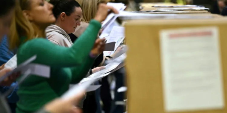 Centre-right parties set to hold power in Ireland