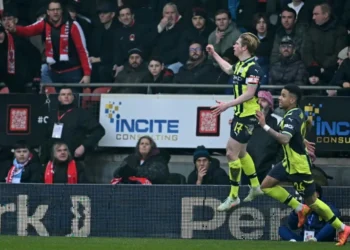 Man City survive Orient scare, Newcastle beat Birmingham