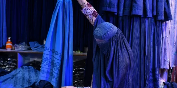 New generation of Afghan women shift from burqa