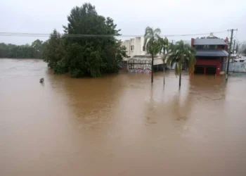 Floods hit eastern Australia, 190,000 properties blacked out