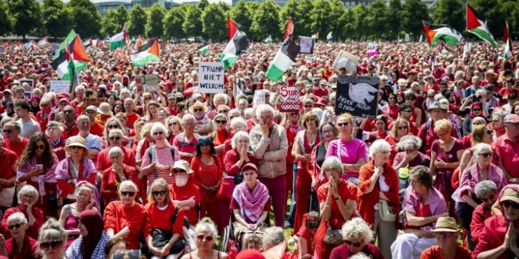 Tens of thousands rally in Dutch Gaza protest