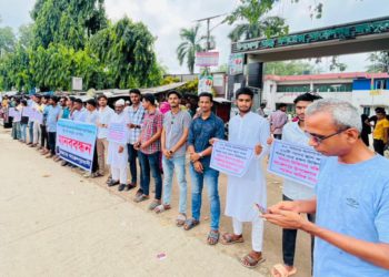 Human chain demanding resolution of doctor crisis and improvement of healthcare standards