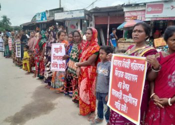 Human chain protesting terrorist attack on journalist in Mirpur, Kushtia