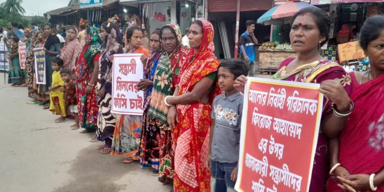 Human chain protesting terrorist attack on journalist in Mirpur, Kushtia