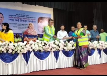 ময়মনসিংহ সিটির পরিচ্ছন্নতা কর্মীদের মধ্যে প্রধানমন্ত্রী ঘোষিত ইদ উপহার বিতরন