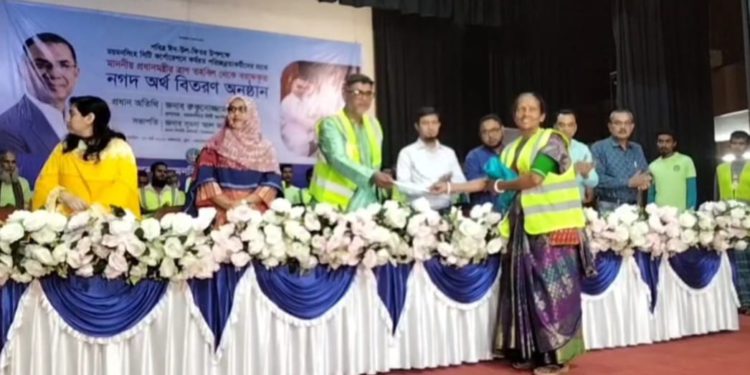 ময়মনসিংহ সিটির পরিচ্ছন্নতা কর্মীদের মধ্যে প্রধানমন্ত্রী ঘোষিত ইদ উপহার বিতরন